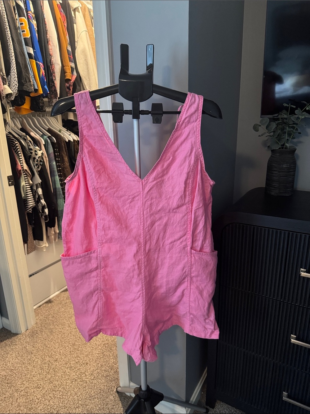 Women's Pink V-Neck Sleeveless Linen-Blend romper with Pockets